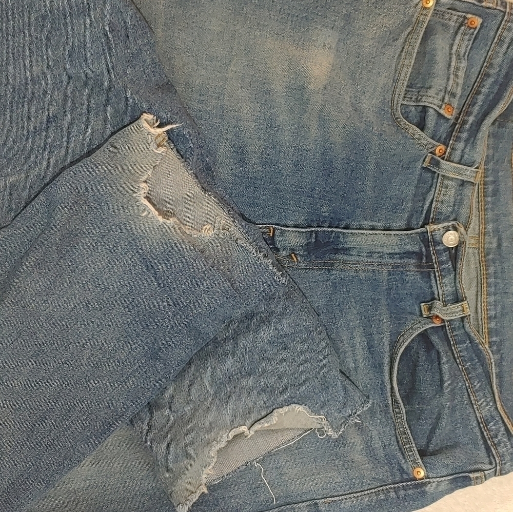 𝅺levis 34x32 distressed hem - Picture 2 of 6